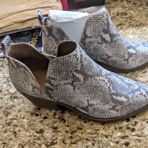 Universal Thread Snakeskin Pattern Ladies Low Cut Boot